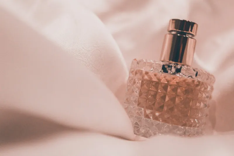 العطور ومنتجات العناية — تصميم #2844